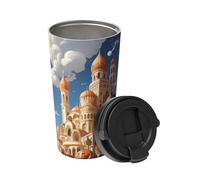 Anime Castle Sky porta una tazza da caffè isolata. Elegante thermos da 500 ml che mantiene le bevande calde per ore, perfetto per caffè, tè e altro ancora.