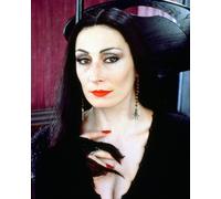 Anjelica Huston Come Morticia Addams Poster Stampa 24x20"