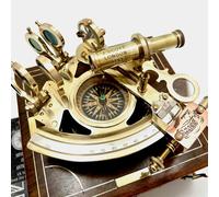 Antico strumento di navigazione sestante in ottone per astronomia e navigazio...