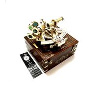 Antico strumento di navigazione sestante in ottone per astronomia e navigazio...