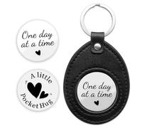 Anwlki Gettone da abbraccio tascabile per relazioni a lunga distanza, regalo con parole ispiratrici e portachiavi porta gettoni in pelle (One Day at a Time)