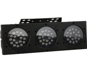 Arc-Bar 3 è un proiettore a LED con 3 gruppi di led. IP65 può essere utilizzato all'esterno. Illuminazione di spettacoli.
