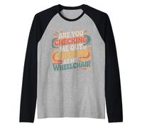 Are You Checking Me out Or Checking At My Wheelchair |- Maglia con Maniche Raglan