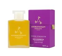Aromatherapy Associates Inner Strength Olio da bagno e doccia 55 ml, creato dal nostro fondatore per aiutare a vivere i momenti "fuori dal blu". Fusione mista a mano di Clary Sage, legno di sandalo e