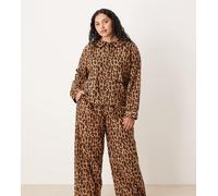ASOS DESIGN Curve - Pigiama con pantaloni e camicia con bordi smerlati e stampa leopardata-Marrone 62