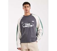 ASOS DESIGN - Maglietta a maniche lunghe squadrata oversize color grigio scuro con grafica sportiva e pannelli cut and sew-Multicolore 4XL