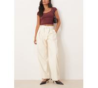 ASOS DESIGN - Pantaloni bombati in pelle sintetica a pieghe color osso con cintura-Bianco 50