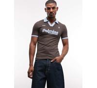 ASOS DESIGN - Polo attillata marrone con profili a contrasto e grafica stile calcio L