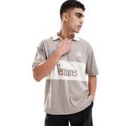 ASOS DESIGN - Polo oversize marrone con pannelli cut and sew e grafica con scritta 2XL