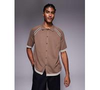 ASOS DESIGN - Polo vestibilità comoda in maglia marrone con profili a contrasto e bottoni S
