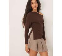 ASOS DESIGN - Top asimmetrico in maglia a coste color cioccolato con spalla scoperta-Marrone S