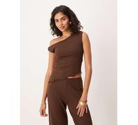 ASOS DESIGN - Top asimmetrico in maglia marrone scuro con spalla scoperta in coordinato L