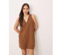 ASOS DESIGN - Vestito grembiule midi in cotone e lino color cioccolata calda con scollo a V-Marrone 40