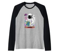 Astronauta Tenendo Funghi Terra Surreale Sci-Fi Natura Arte Maglia con Maniche Raglan