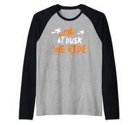 At Dusk We Ride Funny Halloween Witches Equitazione Scope Maglia con Maniche Raglan