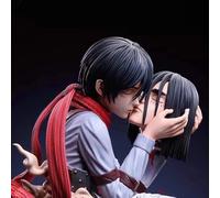 Attacco su Titano Anime Figure Eren Jaeger Mikasa Ackerman Azione 22 CENTIMETRI Statua Un Ultimo Bacio Modello Raccogliere Desk Decor Giocattoli Regali