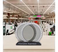 Attrezzatura sperimentale del polarizzatore ottico dello studente con la piastra di interferenza per dimostrare effetti e misure di polarizzazione della luce e del colore (bianco nero)