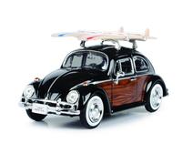 Auto giocattolo 1966 VW Beetle nero con pannelli in legno e due tavole da surf su R