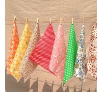 Avventure di cucito aspettano con questo pacchetto di 100 pezzi di tessuti in cotone assortiti, ogni quadrato misura 10 x 10 cm