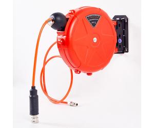 Avvolgitubo retrattile compatto chiuso per irrigare il garage di lavaggio