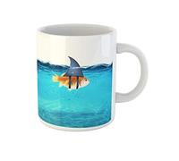 Awowee Tazza da caffè con pesce rosso che agisce come squalo per terrorizzare i nemici, tazza da tè in ceramica da 325 ml, ottima idea regalo o souvenir per familiari, amici e colleghi