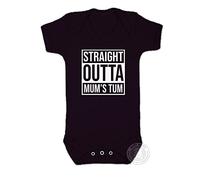 Baby Moo's Funny Baby Grow Straight OUTTA Mum's Tum | Ragazzi o ragazze | NWA Inspired Hip Hop Rap Baby Vest/Body - Regalo per il bambino, 1° Baby Gifts o Unisex Baby Clothes UK (6-12 mesi)