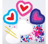 Baker Ross AX712 - Set di 5 pompon a forma di cuore, per creazioni creative e artigianali, per decorare e esporre i bambini