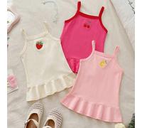Bambina, un set di tre pezzi morbido, confortevole, semplice e rinfrescante abito a canotta multicolore per l'estate. Lo stile è dolce, giocoso e pieno di fascino infantile. È realizzato in tessuto la
