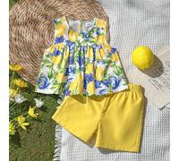 Bambina, un set estivo di due pezzi con top senza maniche a girocollo e pantaloncini gialli. Contrasto di colore fresco tra giallo e bianco, tessuto lavorato, vestibilità morbida. Lo stile è dolce, el