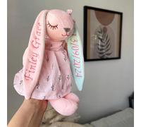 Bambola di peluche personalizzabile a forma di coniglio con nome/testo ricamato su una o entrambe le orecchie, coniglio imbottito morbido che indossa un vestito, bambola decorativa di coniglio come re
