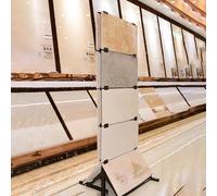 Banco di mostra diritto delle mattonelle del pavimento su entrambi i lati, scaffale della vetrina per l'organizzazione del bordo della porta
