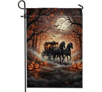 Bandiera da giardino a tema Halloween con carrozza trainata da cavalli | Impostazione della foresta spettrale, bandiera del prato, zucche luminose, pipistrelli volanti, notte di luna piena