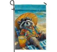 Bandiera da giardino con procioni rilassanti sulla spiaggia, decorazione tropicale colorata per l'estate, fantasioso striscione con animali per la decorazione del prato all'aperto, opera d'arte su