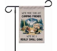 Bandiera da giardino con scritta in inglese "We're More Than Just Camping Friends Like A Small Gang", decorazione per camper, rimorchi da viaggio