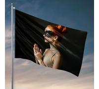 Bandiera da giardino divertente con una donna con i capelli rossi che indossa una maschera di pizzo nero. Bandiera alla moda bandiere per stanza ragazzi regali divertenti per capo (30 x 45 cm)