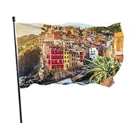 Bandiera del giardino con vista al tramonto 3x5 FT Colore antico Scogliera Luce solare costiera Collina Fiume Italia Città Scape Poliestere Cortile Bandiere Casa Patio Prato Banner di auguri per int