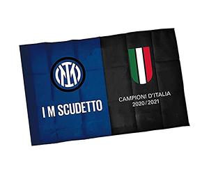 Bandiera Inter Modello 2021. I'm Scudetto. Campioni D'Italia 2021. Modello Grande. Dimensione 140x220. Colore Nero Azzurro. Prodotto su licenza ufficiale del club.