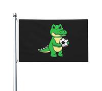 Bandieras Da Cortile Cute Crocodile Holding A Soccer Garden Flag Durevole Bandiera Di Benvenuto Decorativo Divertente Bandieras Per Patio Spiaggia Esterni 90X150 CM