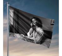 Bandiere da giardino divertenti con una donna in veste si siede su un letto, parlando al telefono. Bandiere per la tua stanza Uomo bar grotta (152 x 244 cm)