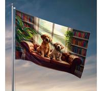 Bandiere da parete divertenti due cuccioli seduti su un comodo divano in una stanza piena di libri. Bandiera decorazione per camera universitaria per ragazzi accessori bar per uomini (120 x 180 cm)