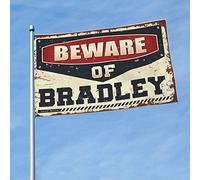 Bandiere divertenti per dormitorio con scritta "Beware Of Bradley" per piscina e decorazione per la casa e il bar (60 x 90 cm)