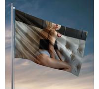 Bandiere per adolescenti una donna in top nero e pantaloncini grigi seduto su un divano trapuntato bianco. Bandiera pesca barca accessori per adolescenti roba (152 x 244 cm)