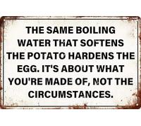 BAOTEG Targa in metallo retrò con scritta in lingua inglese "The Same Boiling Water That Softens The Potato Hardens The Egg", divertente, per cucina, bar, club, garage, giardino, fattoria, 20,3 x 30,5