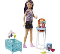Barbie Babysitters Pappa e Nanna Playset con Bambola Skipper, Seggiolone, Lettino e Bebè con Boccuccia Cambia Colore, Multicolore, FHY98