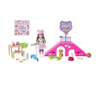 Barbie - Bambola Barbie Chelsea, skatepark playset, con 2 cuccioli, rampa, monopattino, adesivi e 15+ pezzi aggiuntivi, Giocattolo per Bambini 3+ Anni, HJY35