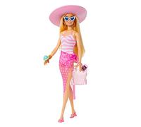 Barbie - bambola bionda con costume da bagno rosa e bianco, pareo a pois, cappello da sole, tote bag e tanti accessori da spiaggia, 3+ anni, hpl73