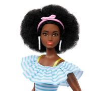 Barbie - Bambola con pattini a rotelle rosa e cucciolo, con capelli ricci neri in stile afro e outfit alla moda, indossa una blusa e tanti accessori, giocattolo per bambini, 3+ anni, HPL77