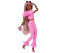 Barbie - Bambola Deluxe Style n.4, con trecce rosa e marroni e completo Barbiecore con top e pantaloni rosa, colletto con pelliccia e accessori divertenti, giocattolo per bambini, 4+ anni, HYV28
