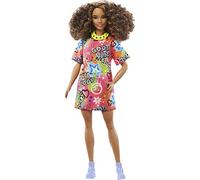 Barbie - Bambola Fashionistas con capelli ricci castani, sportiva, con vestito t-shirt con graffiti e accessori, giocattolo per bambini, 3+ anni, HPF77