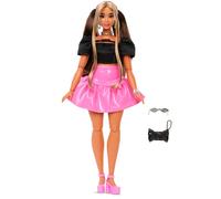 Barbie Deluxe Style n. 16 con gonna Barbiecore in vinile rosa, top corto nero in raso, lunghi capelli castani, pochette nera e gioielli argentati, JJN74